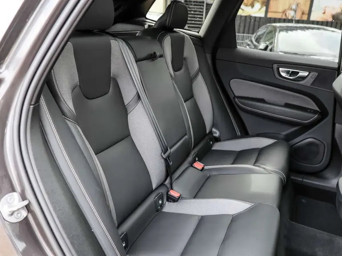 Gebraucht Volvo XC60 Plus 197 PS (144 kW) 2023 Grau SUV