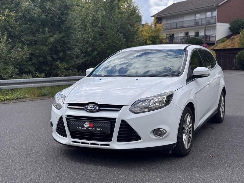 Weiß Gebraucht 2012 Ford Focus Titanium Limousine | 4.690 € (Fairer Preis) - Bild 1/4
