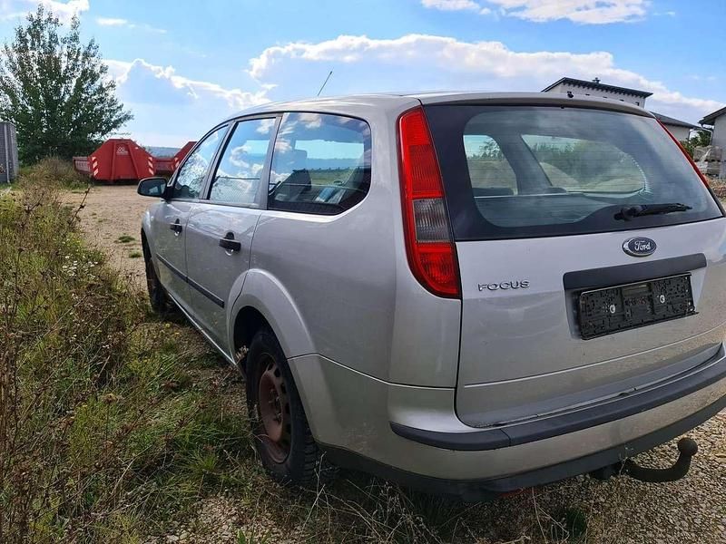 Gebraucht Ford Focus Trend 101 PS (74 kW) 2005 Polarsilber metallic Kombi