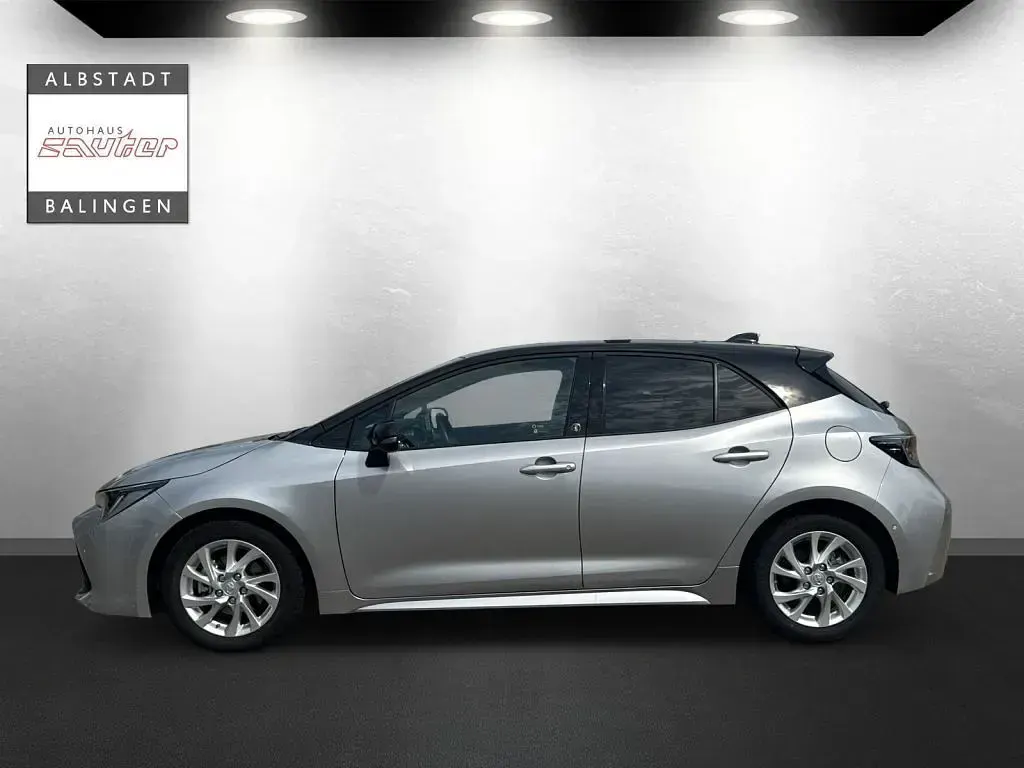 Gebraucht Toyota Corolla Team 140 PS (102 kW) 2023 Silver metallic / black (metallic) Limousine