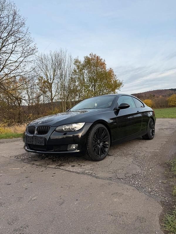Schwarz Gebraucht 2007 BMW 320 Coupé | 5.999 € (Fairer Preis) - Bild 1/4