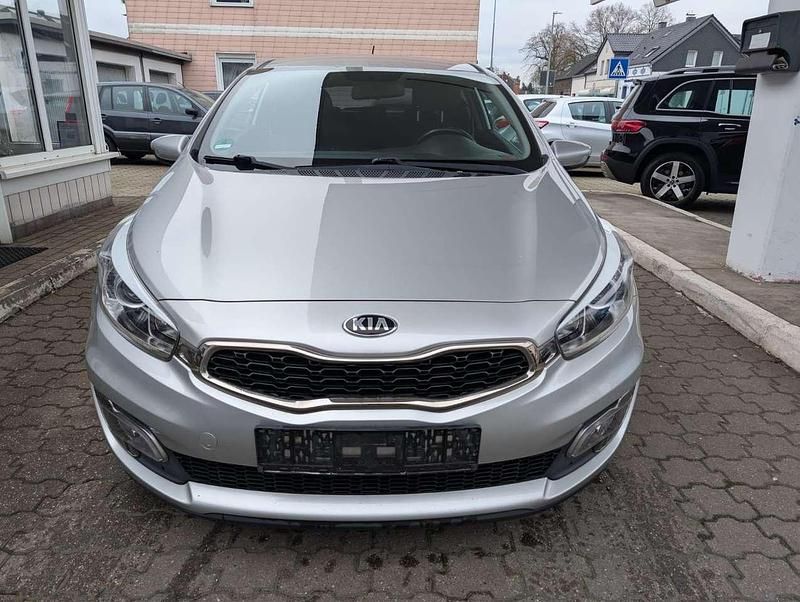 Gebraucht Kia Ceed Edition 7 135 PS (99 kW) 2013 (9s) kirunasilber met. Kleinwagen