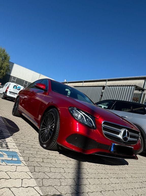Rot Gebraucht 2018 Mercedes E200 Limousine | 20.500 € (Fairer Preis) - Bild 1/4