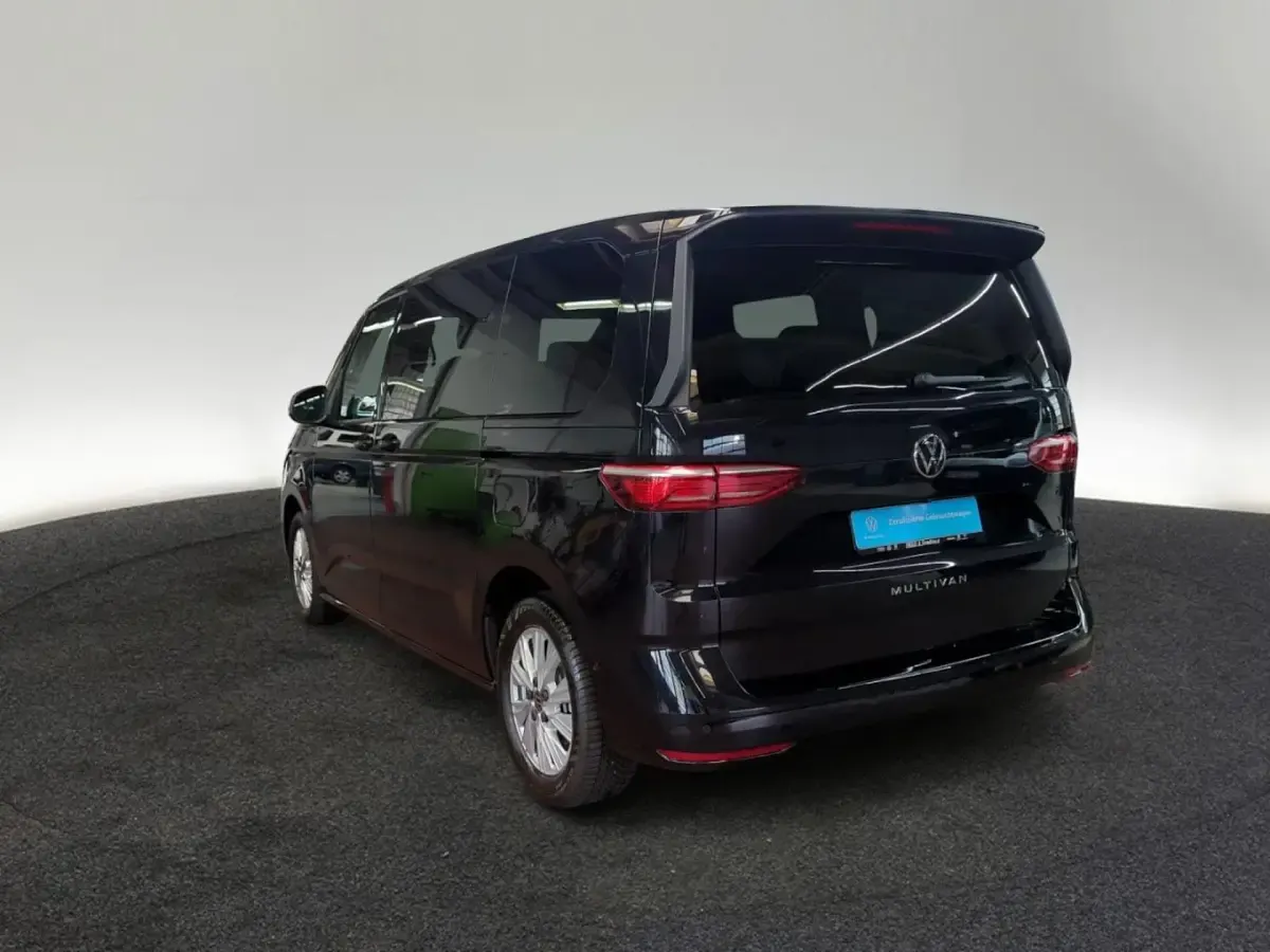 Gebraucht VW Multivan Life 150 PS (110 kW) 2024 Deep black perleffekt Van / Kleinbus