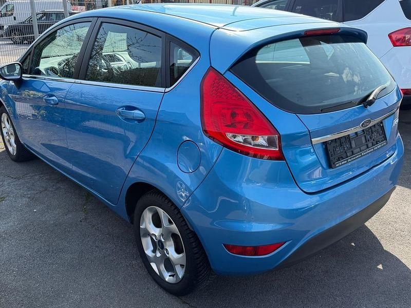 Gebraucht Ford Fiesta Titanium 97 PS (71 kW) 2009 Blau Kleinwagen