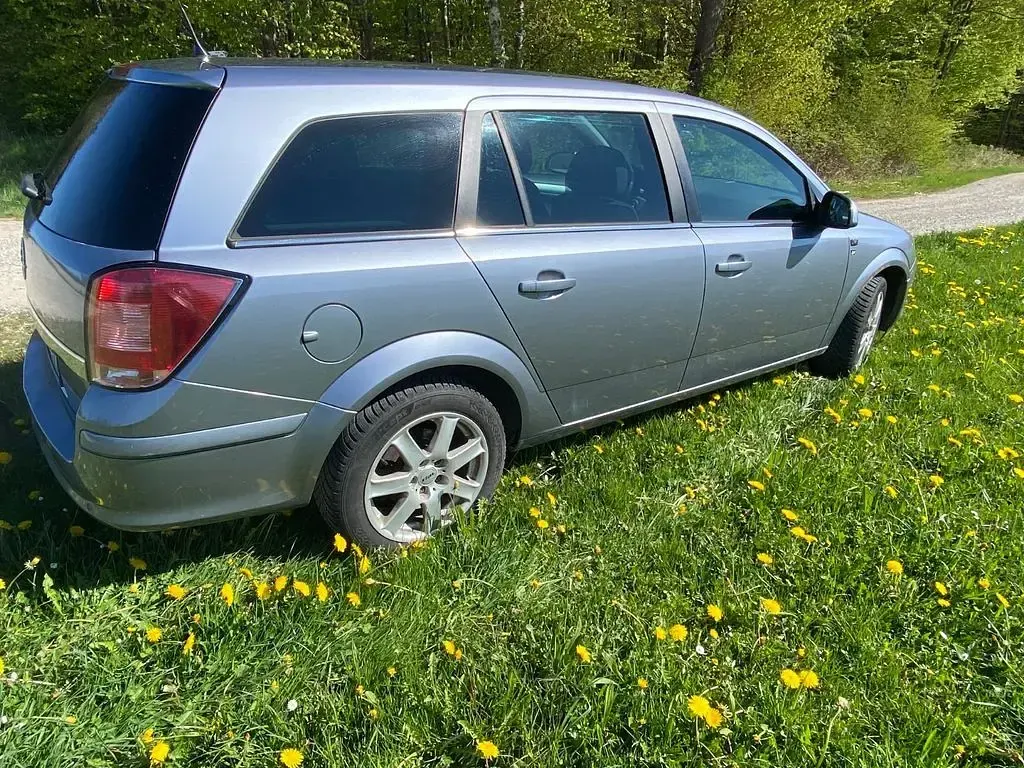 Gebraucht Opel Astra Selection 140 PS (102 kW) 2010 Silber Limousine
