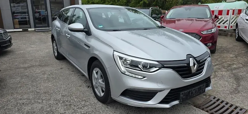 Gebraucht Renault Mégane Life 101 PS (74 kW) 2017 Silber Limousine
