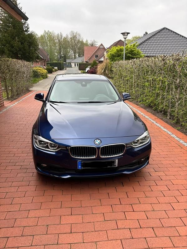 Blau Gebraucht 2017 BMW 330e iPerformance Limousine | 16.000 € (Guter Preis) - Bild 1/4