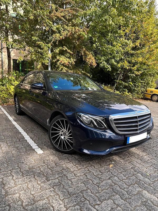 Gebraucht Mercedes E220 194 PS (142 kW) 2016 Blau Limousine