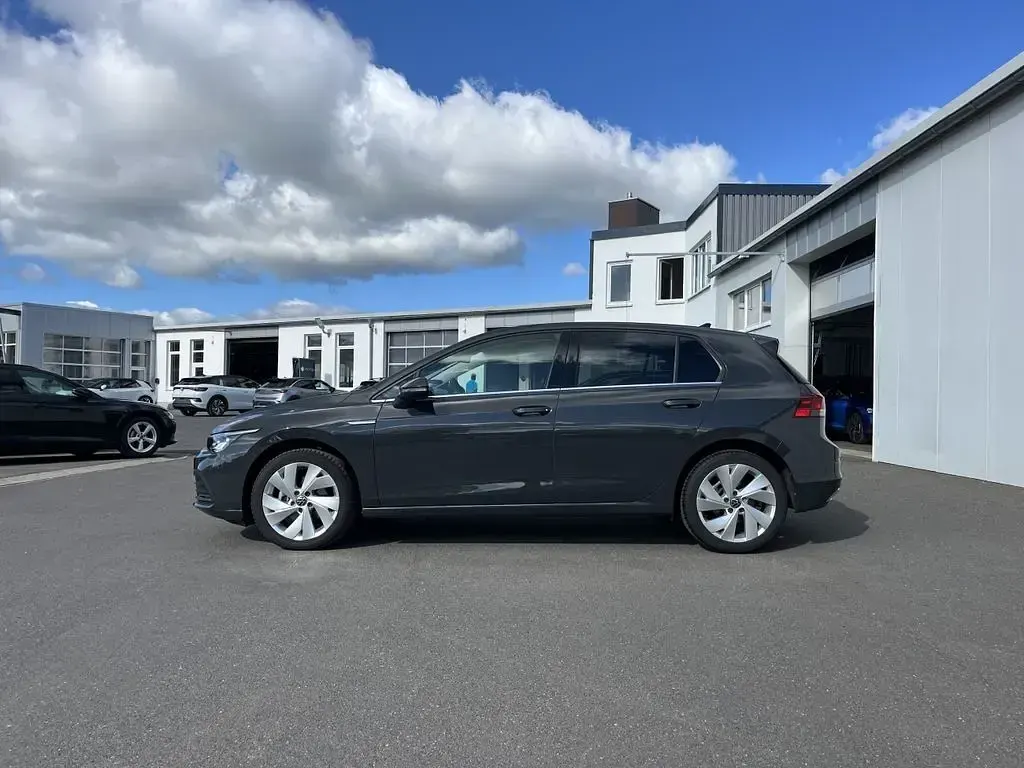 Gebraucht VW Golf VIII Style 131 PS (96 kW) 2024 Uranograu Limousine