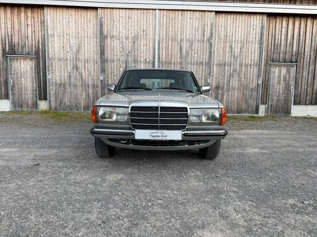 Gebraucht Mercedes 230 136 PS (100 kW) 1984 Silber Kombi