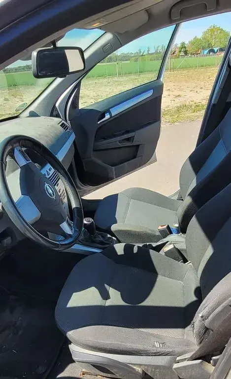 Używany Opel Astra Edition 110 KM (80 kW) 2009 Srebrny Sedan/Limuzyna
