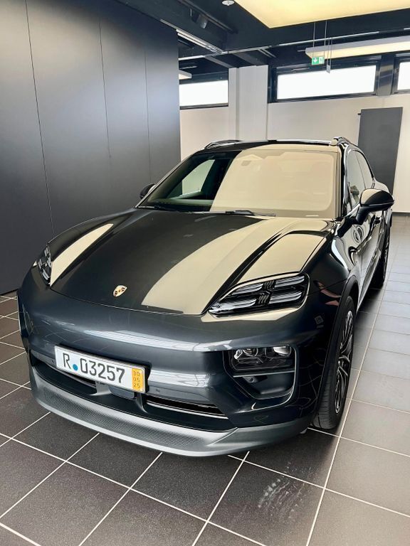 Grau Neu 2025 Porsche Macan 4 Electric SUV | 89.990 € - Bild 1/4