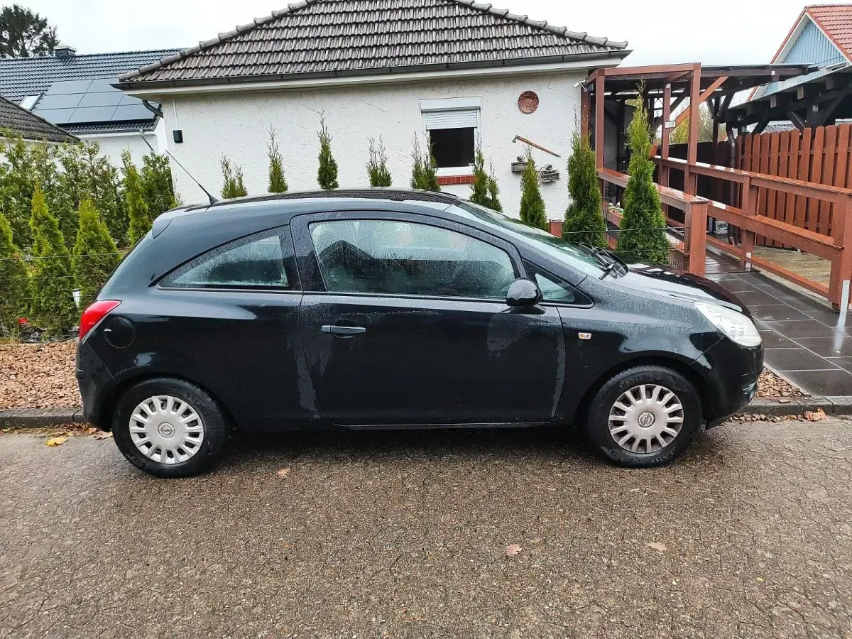 Używany Opel Corsa Edition 60 KM (44 kW) 2009 Czarny Sedan/Limuzyna