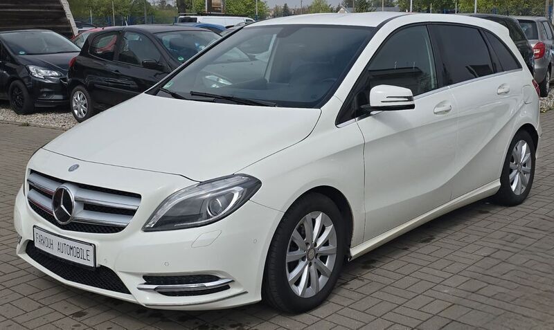Weiß Gebraucht 2012 Mercedes B180 Van / Kleinbus | 5.490 € - Bild 1/4