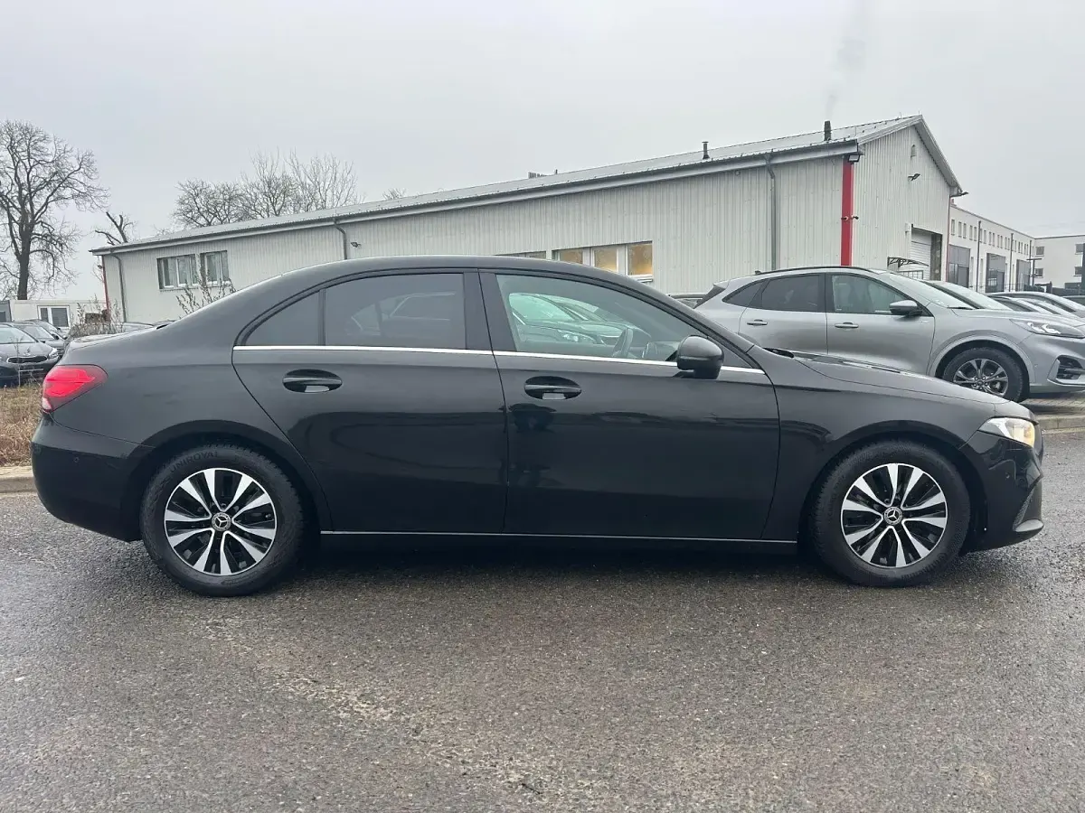 Gebraucht Mercedes A180 116 PS (85 kW) 2020 Schwarz Limousine