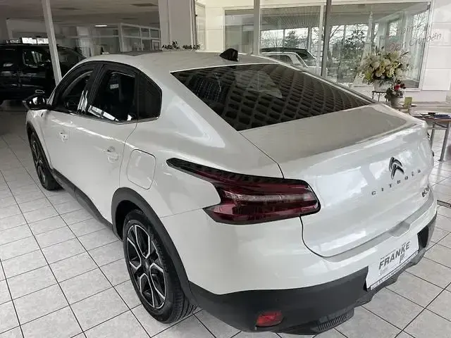Gebraucht Citroën e-C4 Shine 100 kW (136 PS) 2023 Perlmuttweiß perlmutt lackier Limousine
