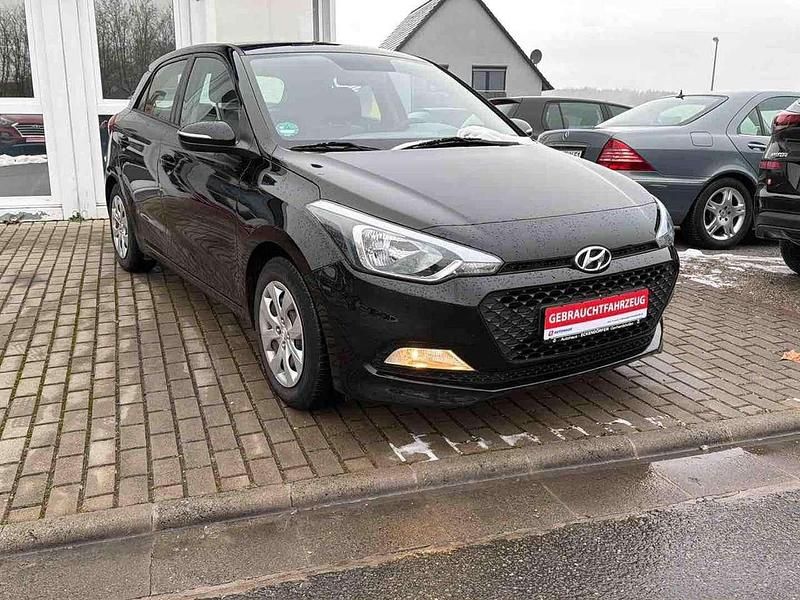 Phantom black. / mic Gebraucht 2018 Hyundai i20 Classic Limousine | 8.989 € (Fairer Preis) - Bild 1/4