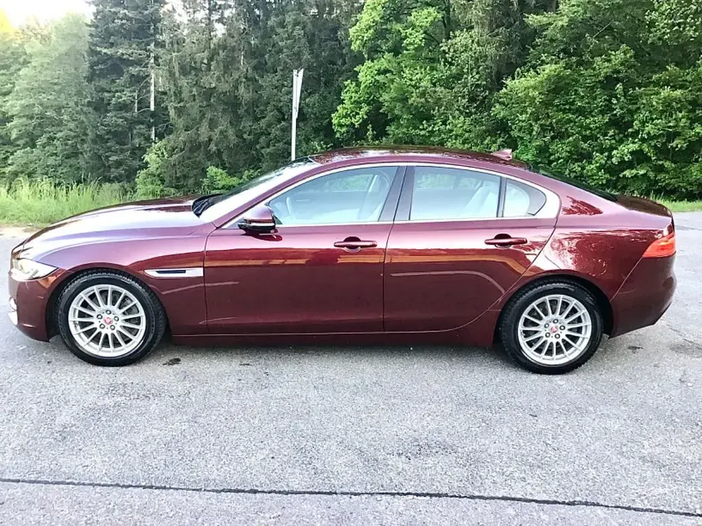Gebraucht Jaguar XE Portfolio 163 PS (119 kW) 2015 Rot Limousine