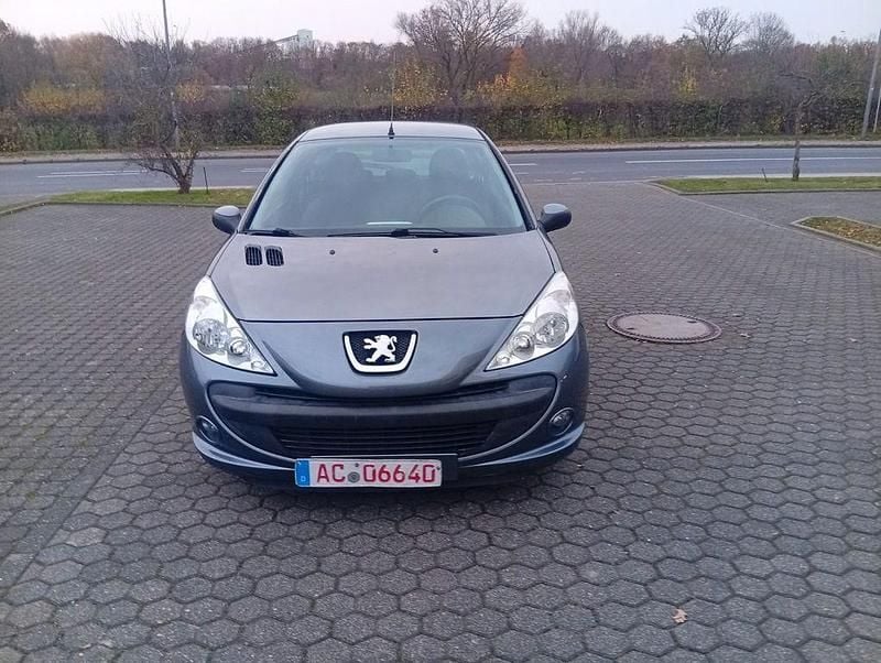 Grau Gebraucht 2010 Peugeot 206 Limousine | 1.999 € (Fairer Preis) - Bild 1/4