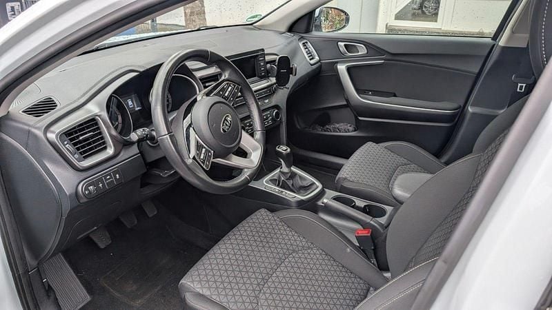 Usado Kia Ceed Vision 140 HP (102 kW) 2019 Branco Citadino