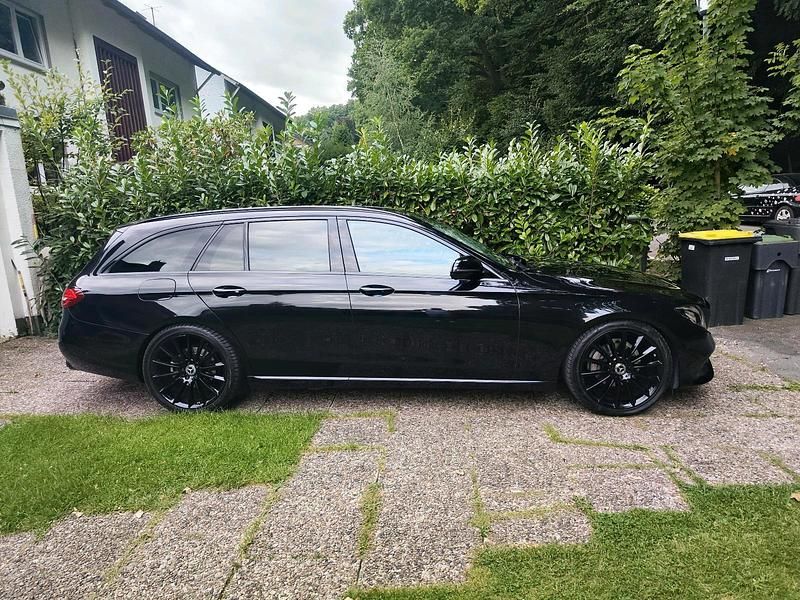 Schwarz Gebraucht 2017 Mercedes E220 AMG Kombi | 18.480 € (Fairer Preis) - Bild 1/4