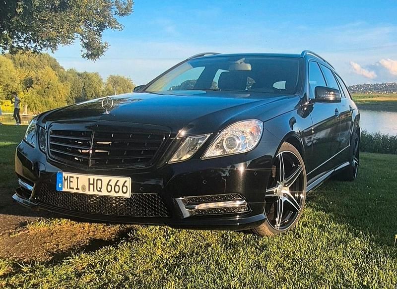 Schwarz Gebraucht 2013 Mercedes E220 Avantgarde Kombi | 16.200 € (Fairer Preis) - Bild 1/4