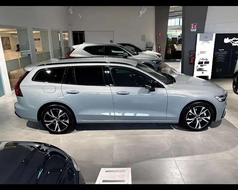 Neu Volvo V60 Plus 197 PS (144 kW) 2025 Vapour grey Kombi