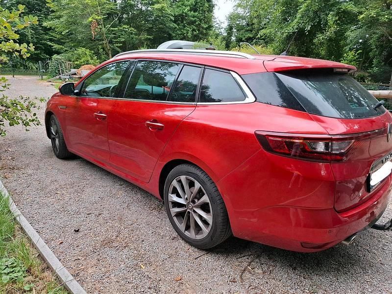 Rot Gebraucht 2025 Renault Mégane GrandTour Kombi | 9.999 € - Bild 1/4