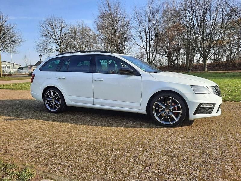 Weiß Gebraucht 2017 Skoda Octavia RS Kombi | 17.950 € (Fairer Preis) - Bild 1/4