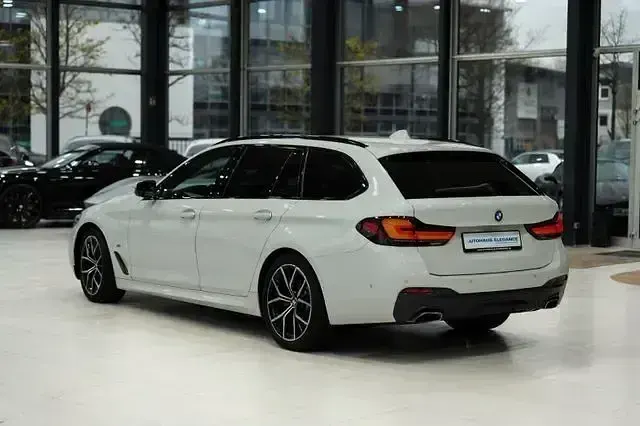Gebraucht BMW 520 M Sport 190 PS (139 kW) 2023 Alpinweiss iii Kombi