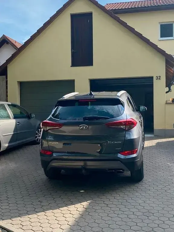 Gebraucht Hyundai Tucson Intro Edition 177 PS (130 kW) 2016 Grau SUV