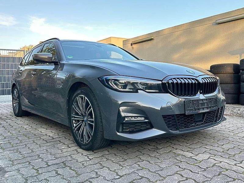 Dravitgrau metallic Gebraucht 2022 BMW 330e M Sport Kombi | 24.790 € - Bild 1/4