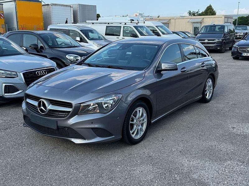 Grau Gebraucht 2016 Mercedes CLA200 Shooting Brake Kombi | 13.900 € (Teuer) - Bild 1/4