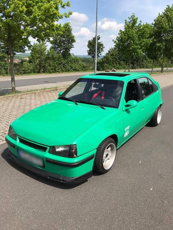 Grün Gebraucht 1991 Opel Kadett Limousine | 3.350 € - Bild 1/4