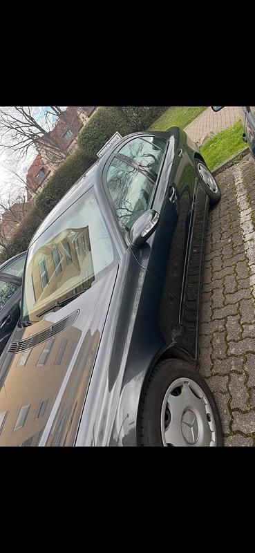 Schwarz Gebraucht 2001 Mercedes E240 Limousine | 5.000 € (Etwas zu teuer) - Bild 1/4