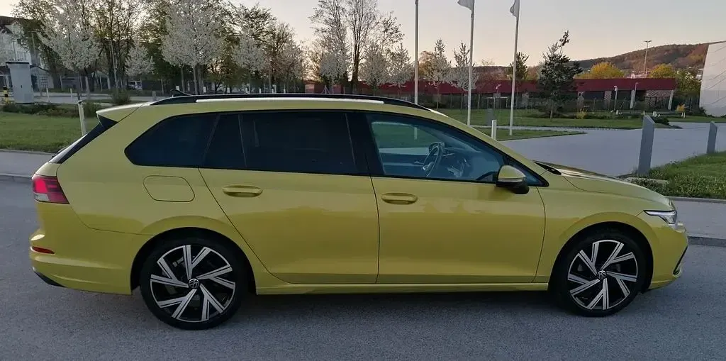 Gebraucht VW Golf VIII Sportline 131 PS (96 kW) 2023 Gelb Kombi