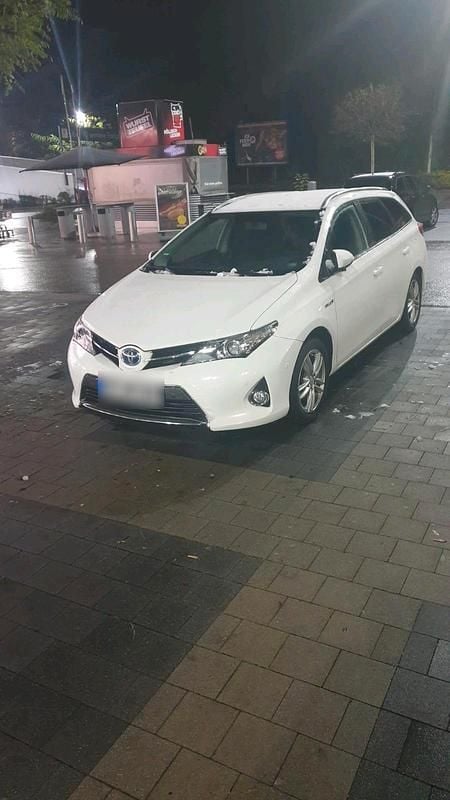 Weiß Gebraucht 2014 Toyota Auris Hybrid Kombi | 8.700 € (Guter Preis) - Bild 1/4