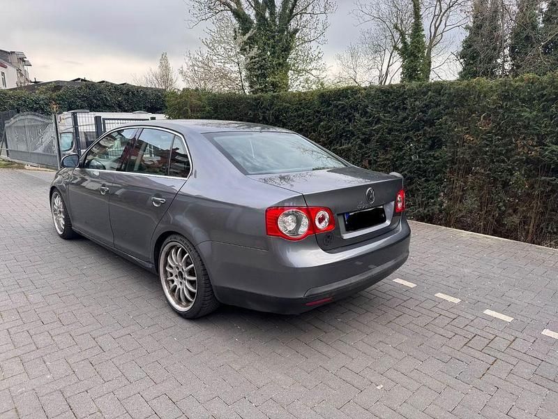 Gebraucht VW Jetta Highline 105 PS (77 kW) 2006 Grau Limousine