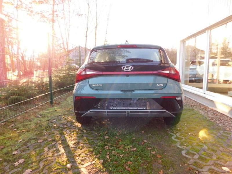 Neu Hyundai i20 Select 101 PS (74 kW) 2025 Mangrove green Limousine