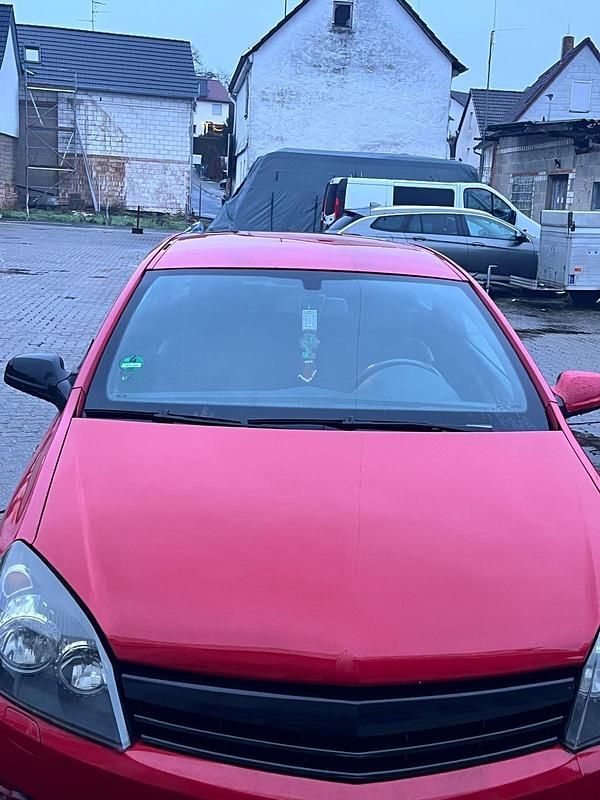 Rot Gebraucht 2005 Opel Astra GTC Limousine | 710 € (Superpreis) - Bild 1/4