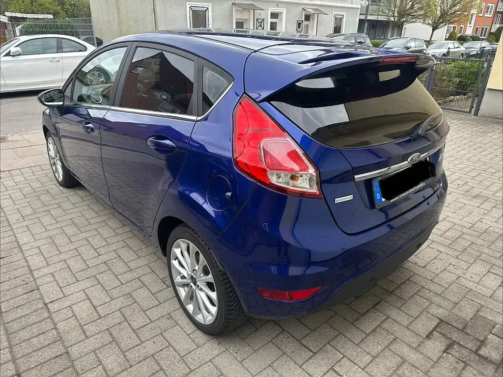 Używany Ford Fiesta Titanium 101 KM (74 kW) 2015 Niebieski Hatchback
