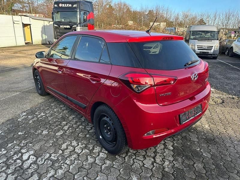 Gebraucht Hyundai i20 Classic 101 PS (74 kW) 2017 Rot Limousine