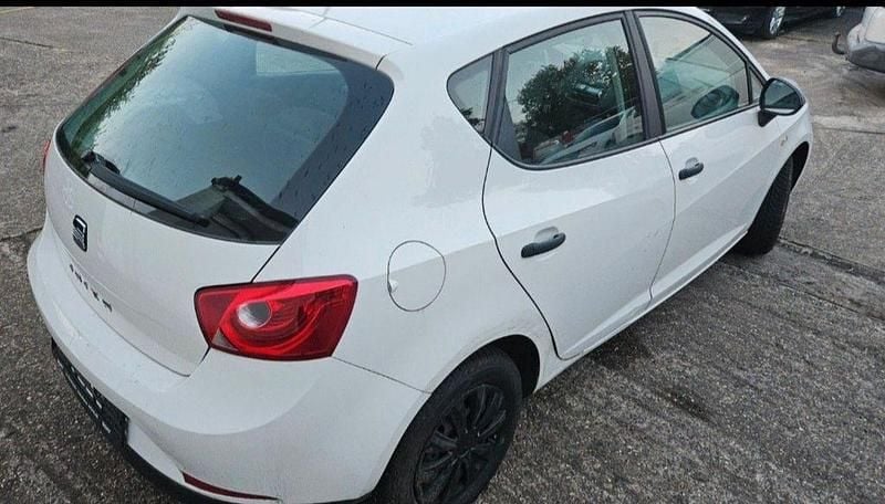 Weiß Gebraucht 2010 Seat Ibiza Limousine | 2.250 € (Guter Preis) - Bild 1/4