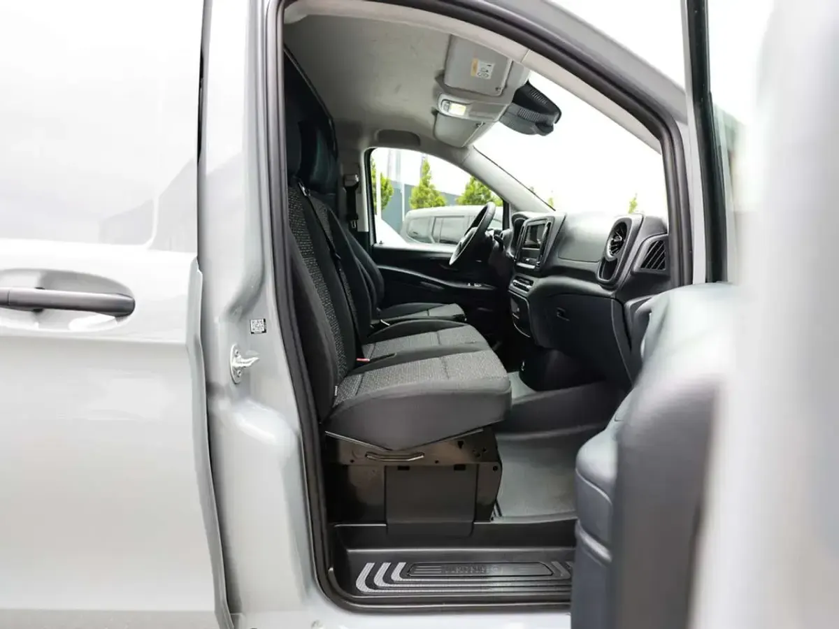 Gebraucht Mercedes Vito 163 PS (119 kW) 2025 Grau / manufaktur alpingrau Van