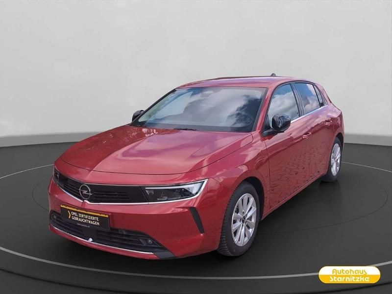 Chilli rot/kardio rot Gebraucht 2023 Opel Astra Elegance Limousine | 23.855 € (Teuer) - Bild 1/2