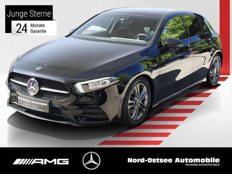 Schwarz metalliclack kosmosschwarz metallic Gebraucht 2021 Mercedes A220 AMG Limousine | 25.790 € (Superpreis) - Bild 1/4