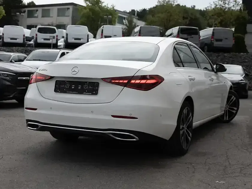 Gebraucht Mercedes C300 204 PS (150 kW) 2025 Weiss unilack polarweiss Limousine