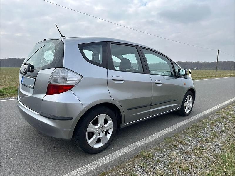 Gebraucht Honda Jazz S 90 PS (66 kW) 2010 Silber Kleinwagen