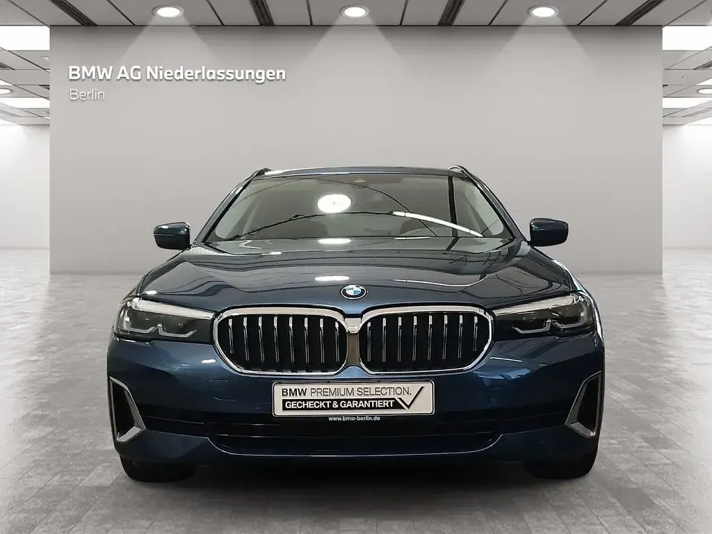 Gebraucht BMW 520 Sport Line 190 PS (139 kW) 2024 Blau Kombi